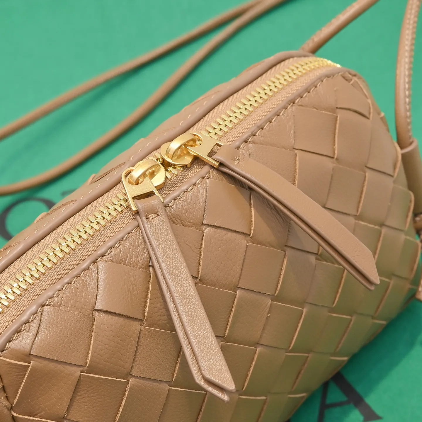 Batch 1260 #Bv The new Concert pouch is the most beautiful and practical mini bag I have ever seen 🎈 The bag body adopts the classic lntrecciato weaving process✅ It is equipped with a leather double-headed zipper, the opening is wide, easy to take and put, the shoulder strap knot can be slid to adjust the length freely, that is, 🉑️crossbody/underarm, and can be used as a clutch bag. Small body, large capacity, so practical! The key is that it is extremely versatile! Come and buy this small, exquisite, beautiful and versatile bag 👍 Model: 4258 Size: 18.5*11.5*8.5